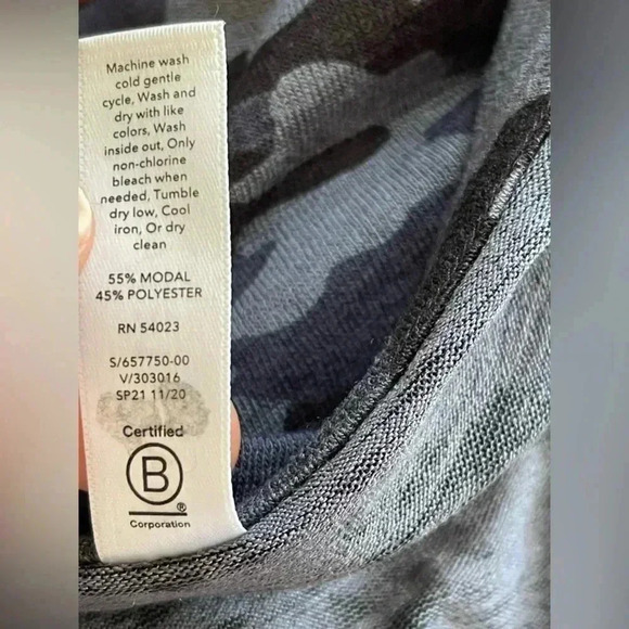 ⚡️Athleta breezy camo scoop neckline tee shirt - Picture 7 of 8